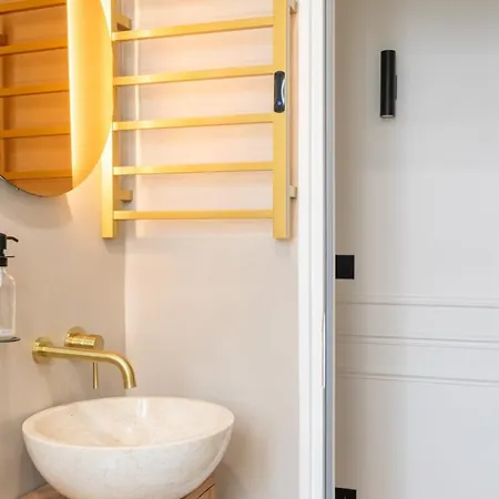 Lavishly Curated 1bd Apartmentclignancourt Paris